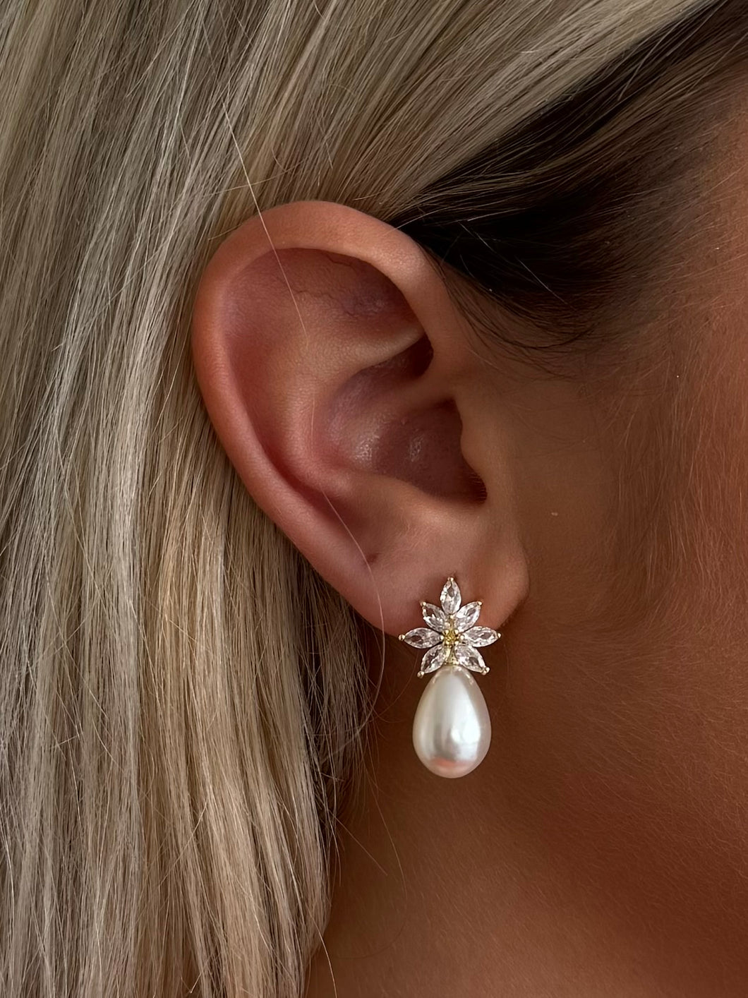 Stella • Gold pearl earrings