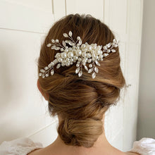 Load image into Gallery viewer, Darla  ➺ Pearl hair comb
