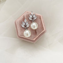 Load image into Gallery viewer, Mia ➺ Pearl droplet bridal earrings
