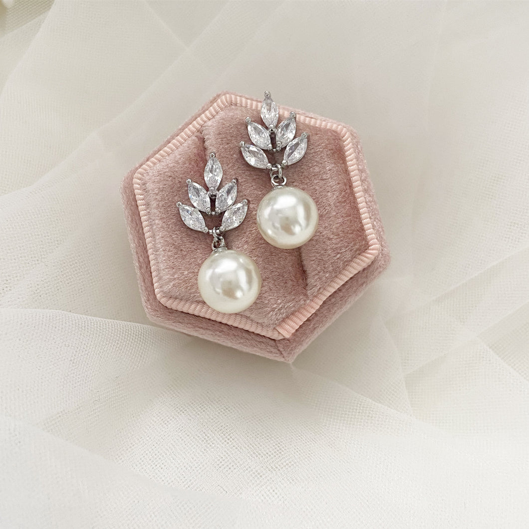 Mia ➺ Pearl droplet bridal earrings