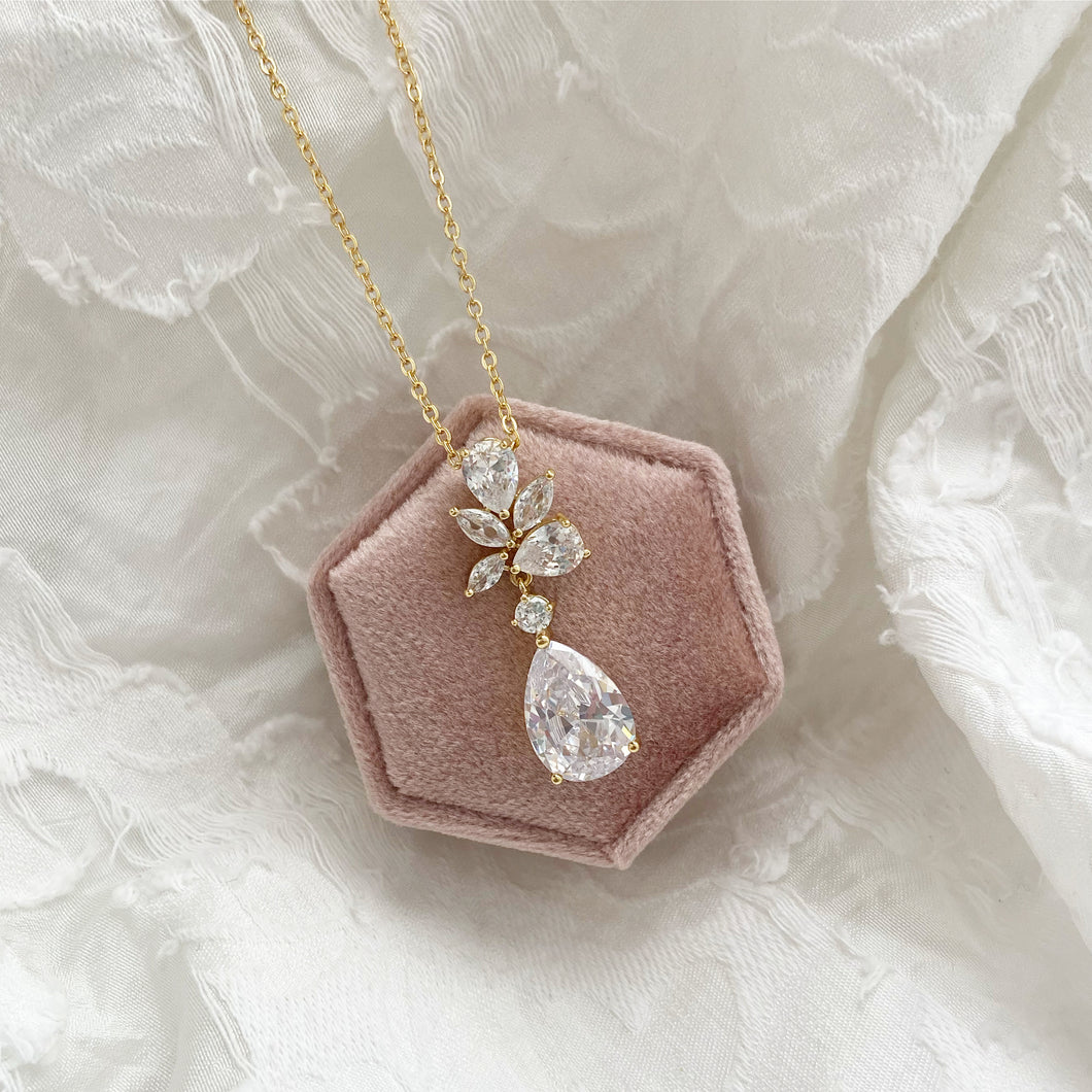 Carolyn ➺ Gold wedding necklace for bride