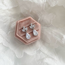 Load image into Gallery viewer, Juliette ➺ Small wedding earrings in silver
