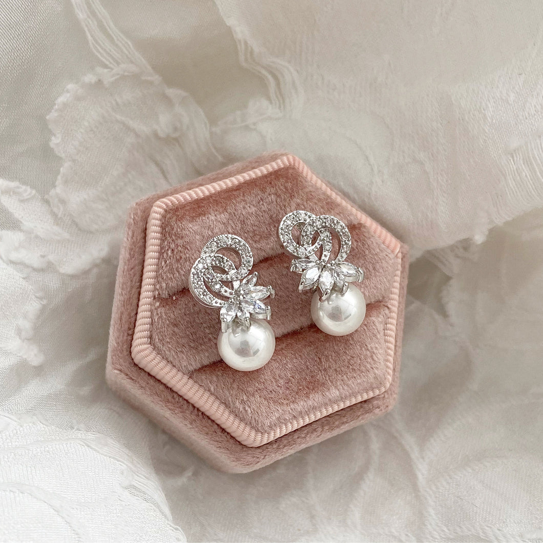Poppy ➺ Dainty Pearl earrings