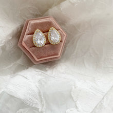 Load image into Gallery viewer, Morgan ➺ Gold studs for bride
