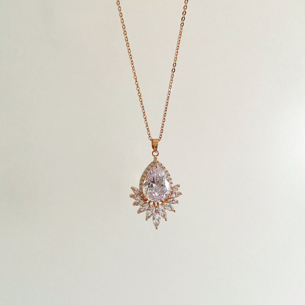 Tia ➺ Rose gold pendant necklace